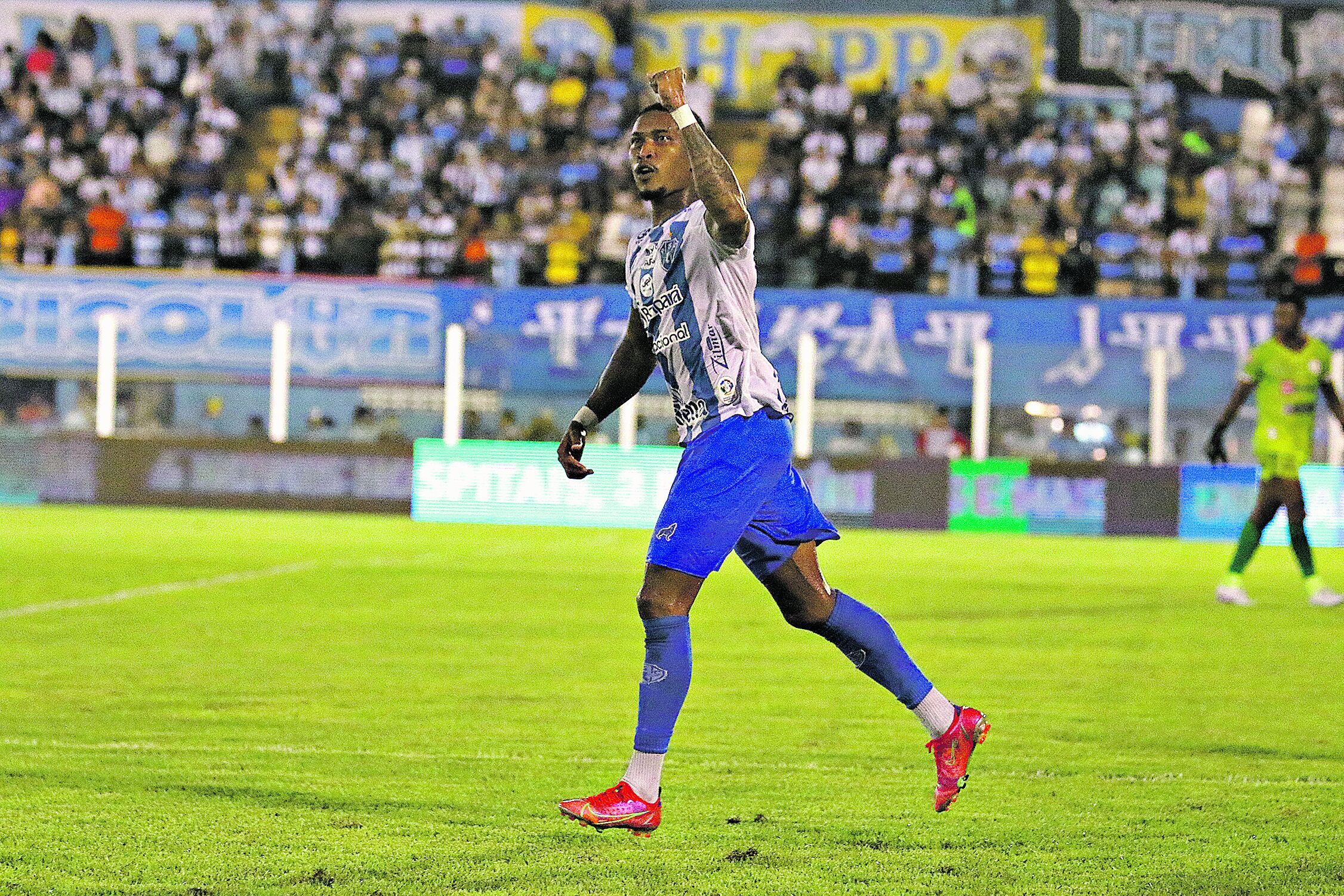 O centroavante Mário Sérgio teve a estreia dos sonhos. Com dois gols, ele de cara caiu nas graças da Fiel. Foto-Wagner Santana/Diário do Pará.