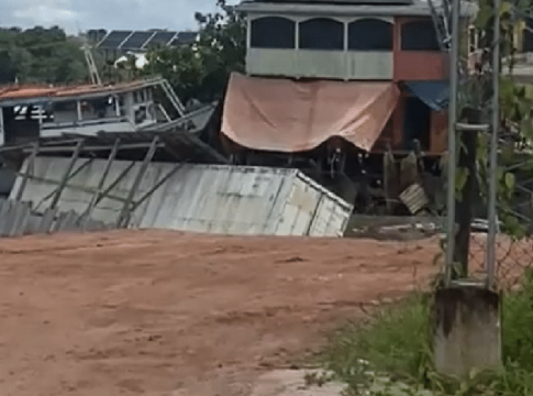Um deslizamento de terra destruiu casas neste domingo (26) em Abaetetuba, no Pará. Foto: Divulgação