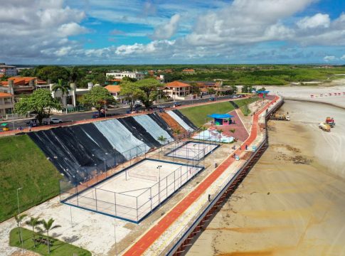 Mais de 70 pessoas seguem trabalhando de forma intensa na orla da Avenida Beira-Mar, em Salinópolis, nordeste paraense. Foto: Agência Pará