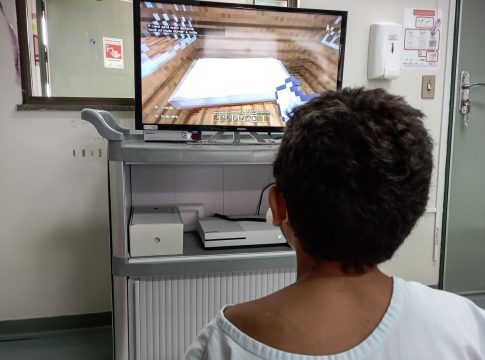 Gameterapia é uma forma de quebrar a rotina no ambiente hospitalar e também auxílio o desenvolvimento motor e a recuperação de internados. Foto: Divulgação