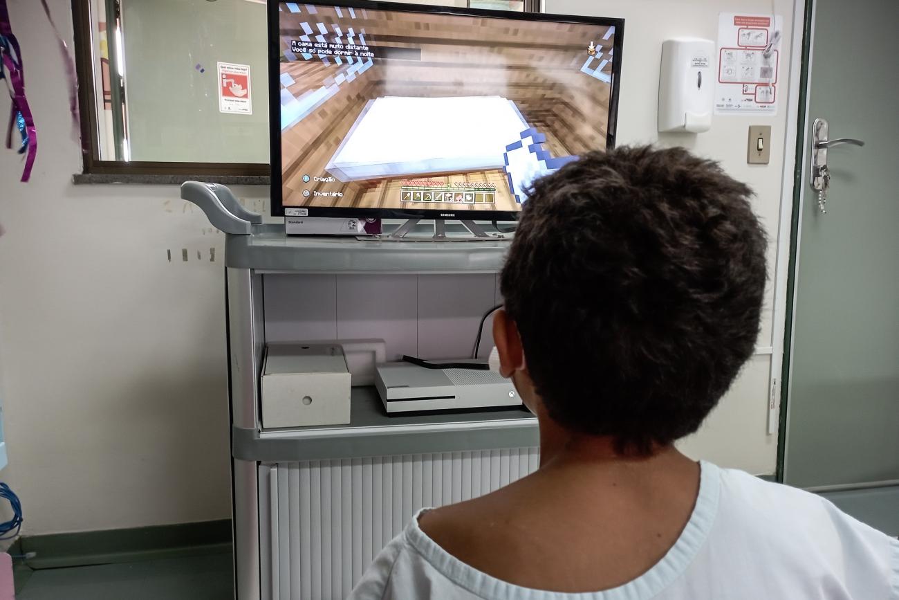 Gameterapia é uma forma de quebrar a rotina no ambiente hospitalar e também auxílio o desenvolvimento motor e a recuperação de internados. Foto: Divulgação