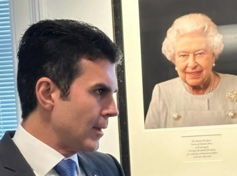 Nesta quinta-feira (16), Helder Barbalho defendeu propostas para uma economia sustentável em mesa redonda com o setor privado na Chatam House. Foto: Divulgação