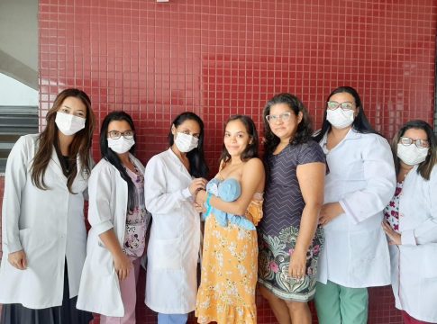 Adriana Valente, de 19 anos, comemorou o acesso ao ensino superior junto com a equipe da unidade hospitalar. Foto: Agência Pará