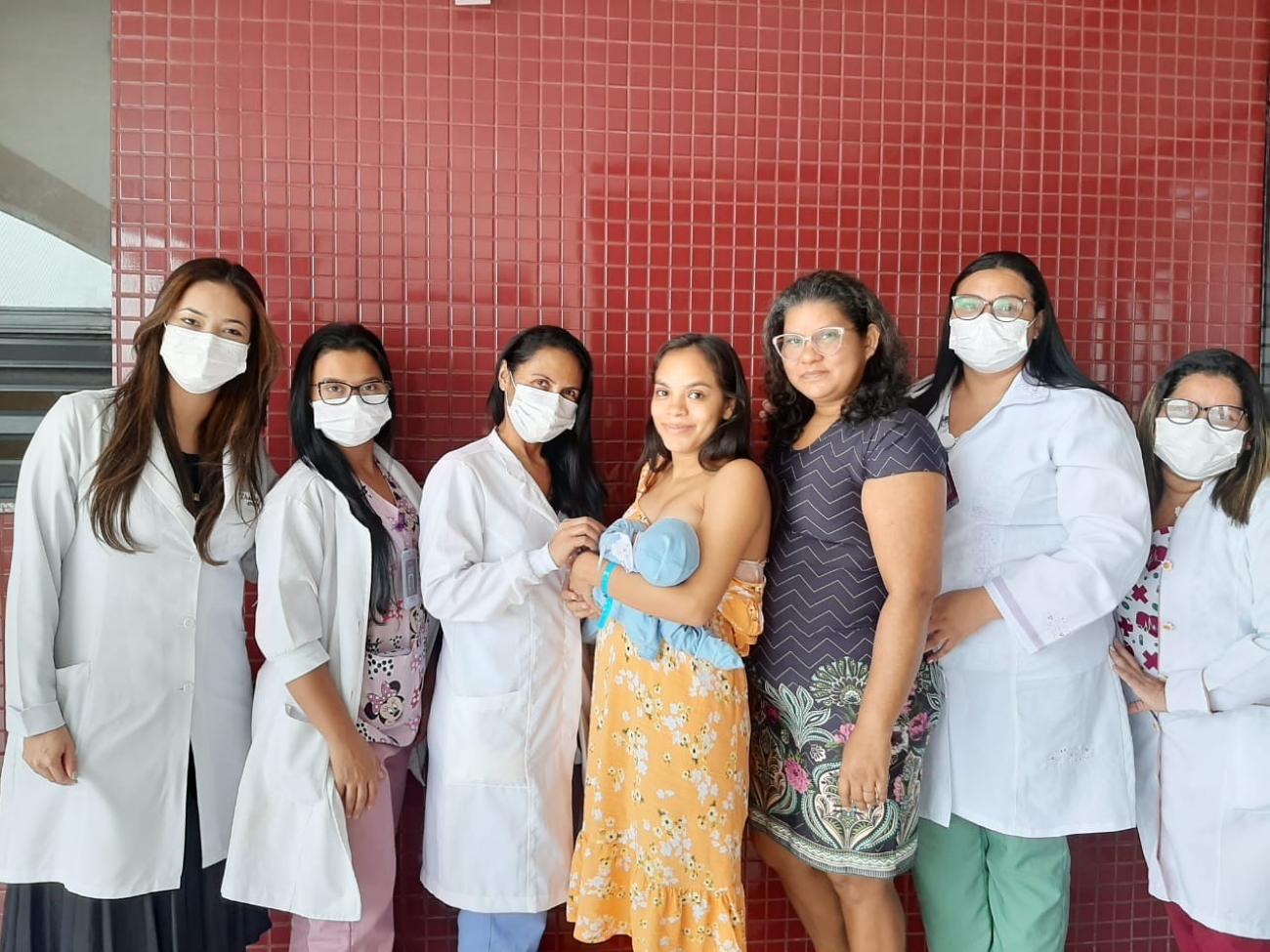 Adriana Valente, de 19 anos, comemorou o acesso ao ensino superior junto com a equipe da unidade hospitalar. Foto: Agência Pará