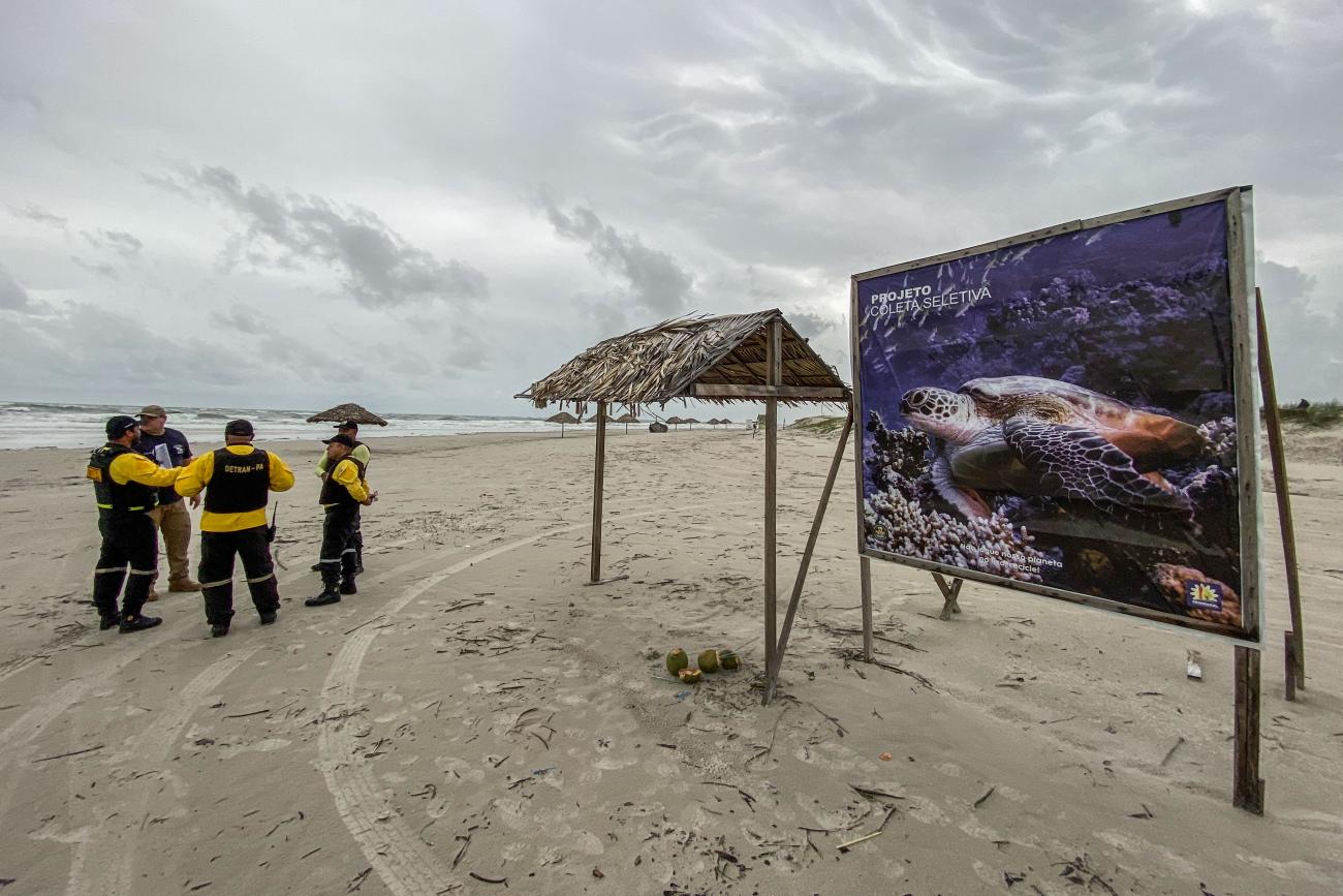 Forças de segurança estabelecem zona de exclusão para proteger tartarugas na Praia do Atalaia. Foto: César Filho / Ascom Segup
