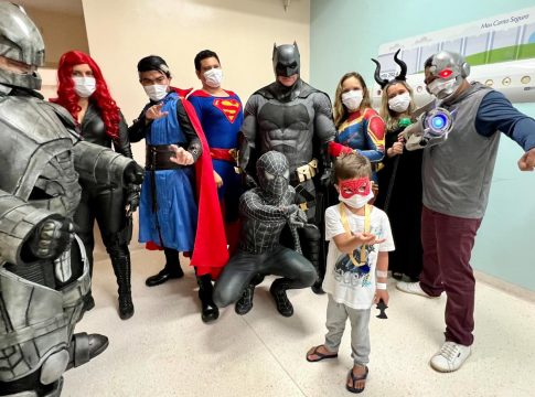 Voluntários levam o fascínio por super-heróis ao ambiente hospitalar e animam o dia de crianças e adolescentes que lutam contra o câncer. Foto: Ellyson Ramos/AscomHoiol
