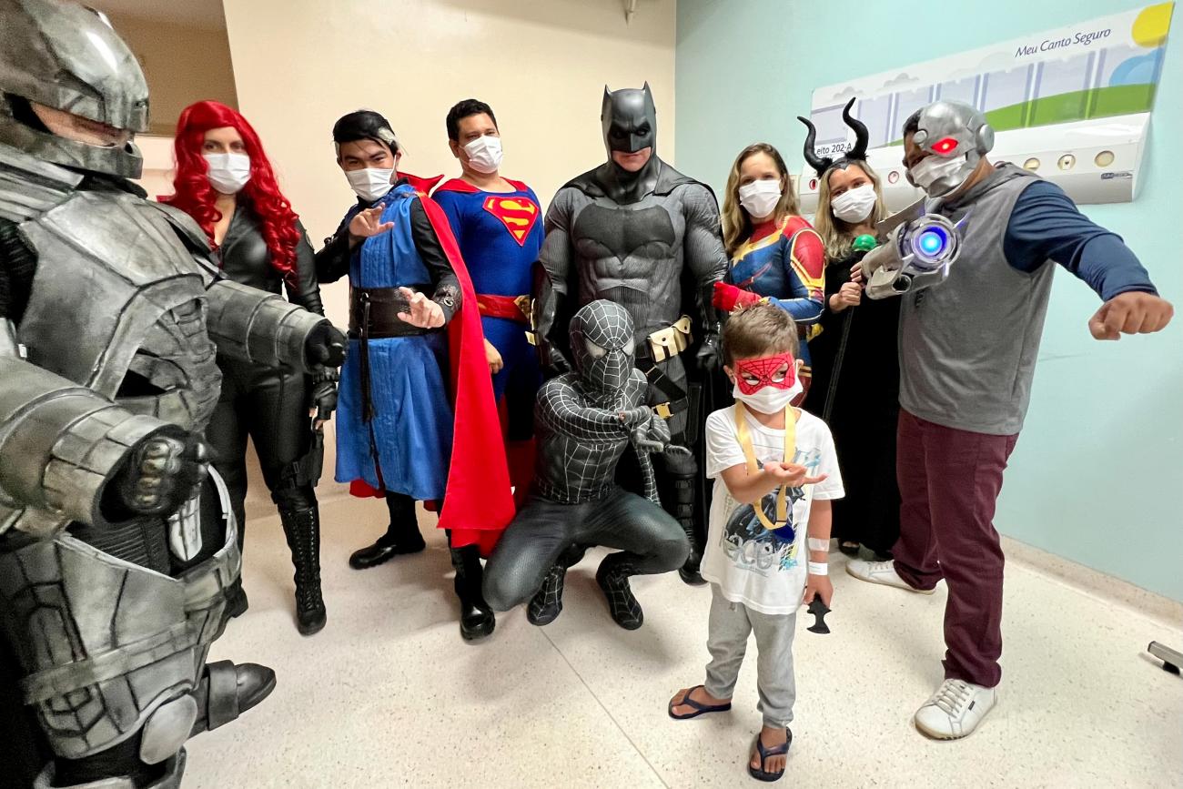 Voluntários levam o fascínio por super-heróis ao ambiente hospitalar e animam o dia de crianças e adolescentes que lutam contra o câncer. Foto: Ellyson Ramos/AscomHoiol
