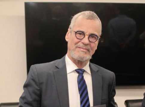Carlinhos de Jesus não escondeu a felicidade de receber a comenda. Foto: Alepa/Divulgação