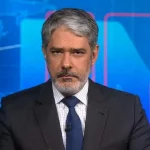 William Bonner, 61, sofreu um acidente enquanto se exercitava na rua de sua casa. O jornalista lesionou os dois braços e ficará fora do Jornal Nacional no fim do ano.