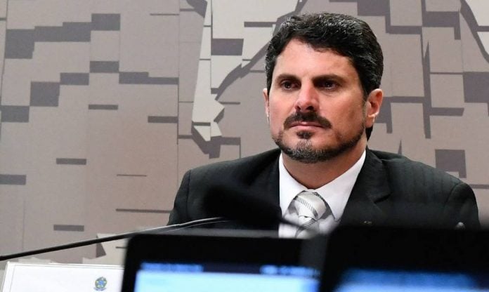 “Você pode escapar das sanções”: senador revela conversa com Fux sobre EUA e STF