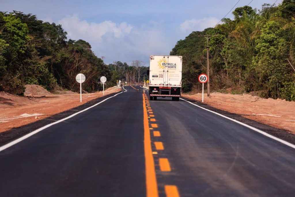Serão investidos mais de R$ 330 milhões na pavimentação de seis rodovias estratégicas para o desenvolvimento do Estado. Foto: Agência Pará Serão investidos mais de R$ 330 milhões na pavimentação de seis rodovias estratégicas para o desenvolvimento do Estado. Foto: Agência Pará
