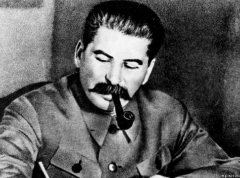 O ditador presidiu uma das maiores tragédias humanitárias conhecidas, a Grande Fome de 1932-33 na Ucrânia.