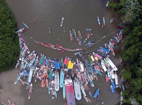 Dezenas de embarcações de todos os tamanhos se reuniram na comunidade de Cuxipiari Carmo, no município de Cametá, para o tradicional ato de abertura da pesca. Foto: Agência Pará