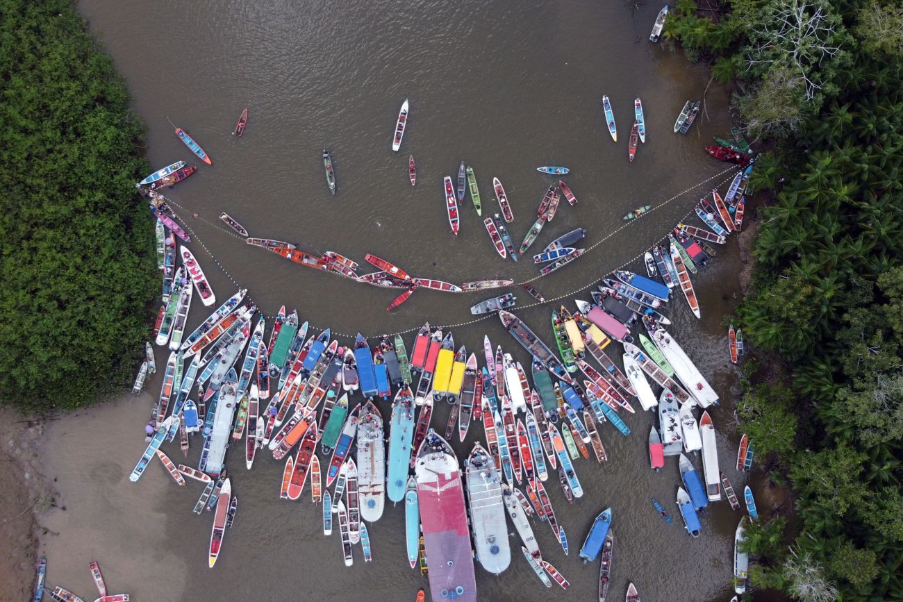 Dezenas de embarcações de todos os tamanhos se reuniram na comunidade de Cuxipiari Carmo, no município de Cametá, para o tradicional ato de abertura da pesca. Foto: Agência Pará