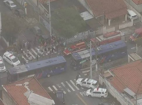 O adolescente de 13 anos foi contido pelos policiais militares ainda dentro da escola. Foto: TV Globo/reprodução