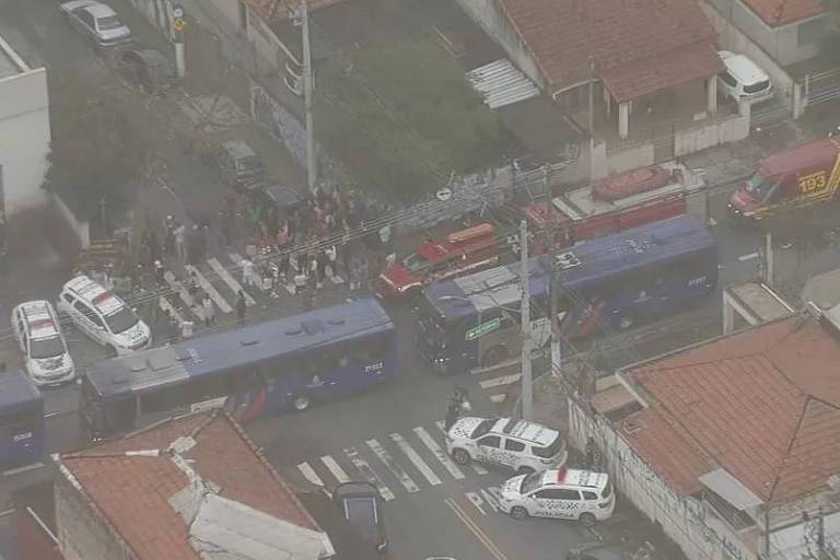 O adolescente de 13 anos foi contido pelos policiais militares ainda dentro da escola. Foto: TV Globo/reprodução