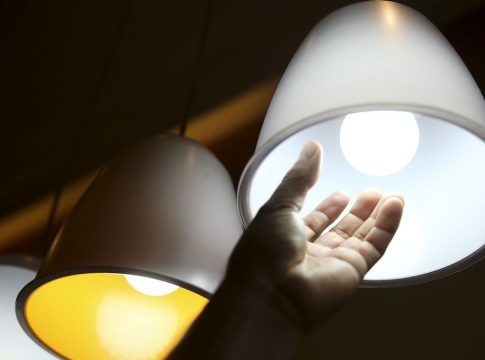 O serviço busca manter o bom desempenho do sistema e reduzir as ocorrências de falta de energia, além de possíveis acidentes. Foto: Marcelo Camargo/Agência Brasil