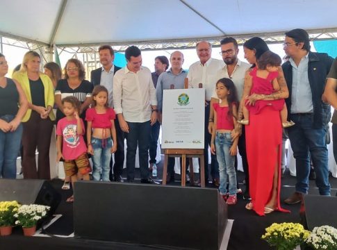 Ministro das Cidades, Jader Filho, e demais autoridades na cerimônia de entrega de 600 unidades habitacionais do programa Minha Casa, Minha Vida (MCMV) em Bertioga. Foto: Divulgação