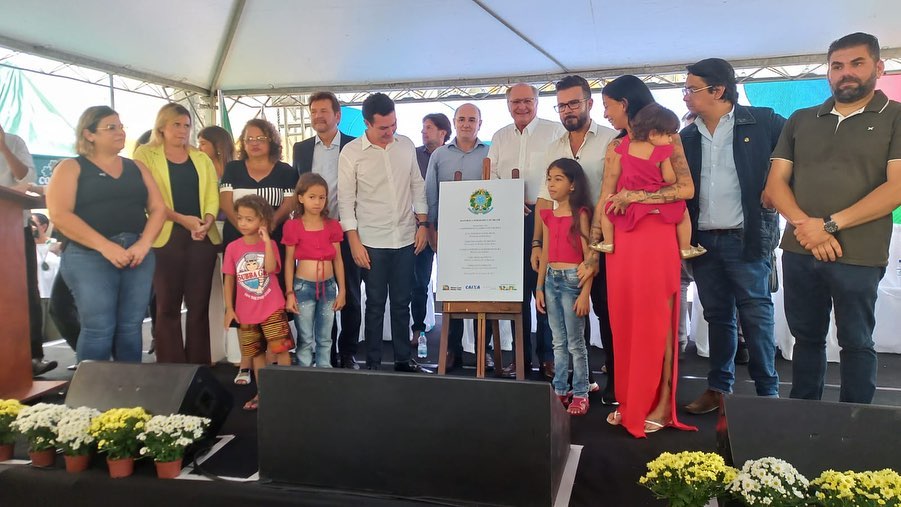 Ministro das Cidades, Jader Filho, e demais autoridades na cerimônia de entrega de 600 unidades habitacionais do programa Minha Casa, Minha Vida (MCMV) em Bertioga. Foto: Divulgação