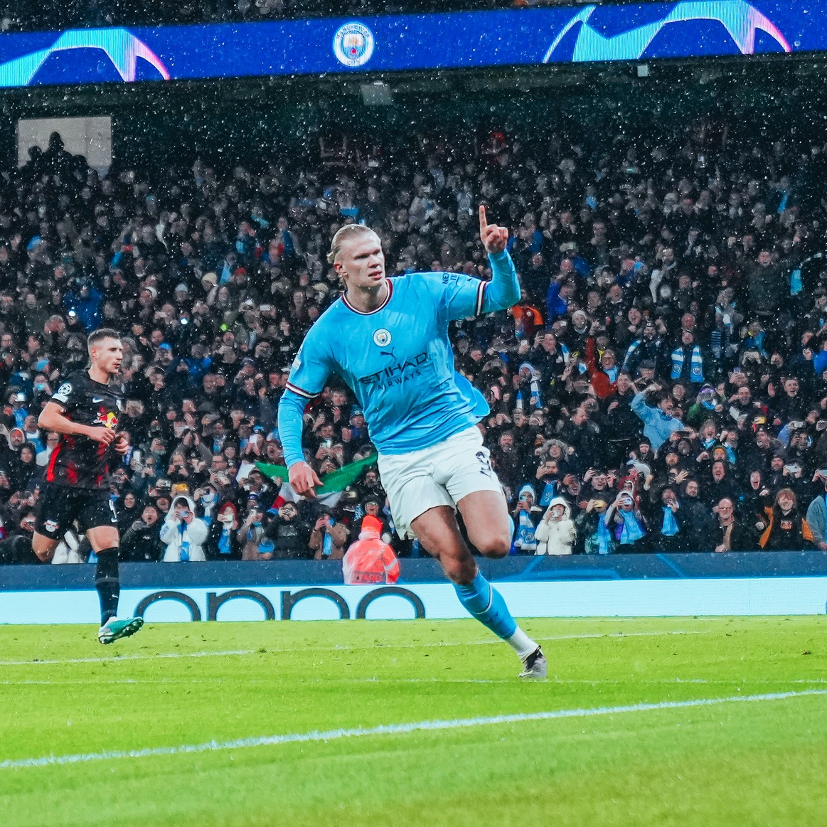 O atacante fez barba, cabelo e bigode na vitória do City. Foto: Manchester City/divulgação