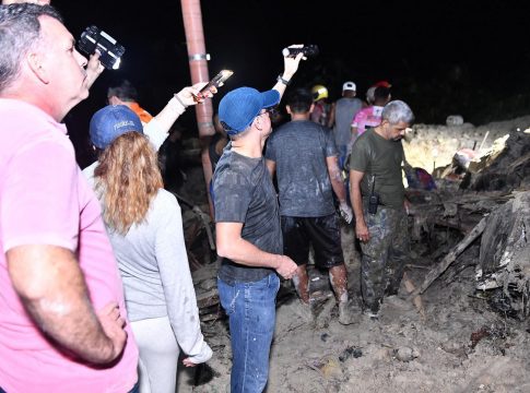 Ao menos oito pessoas morreram após o soterramento de onze casas provocado pela chuva no bairro Jorge Teixeira. Foto: Prefeitura de Manaus