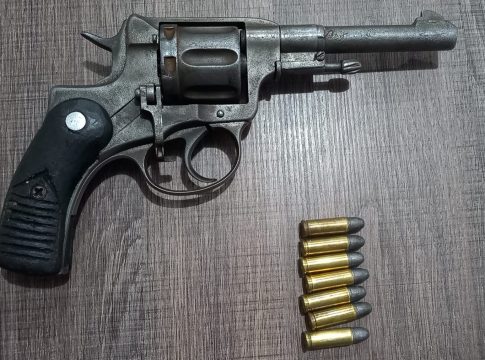 Segundo moradores da comunidade, o suspeito teria efetuado o disparo durante uma briga com outro morador, atingindo o menor. Foto: PM/divulgação
