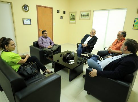 O prefeito de Belém, Edmilson Rodrigues, recebeu nesta quinta-feira, 23, a visita do pastor da Igreja do Evangelho Quadrangular Paulo Eduardo Maestri Bengtson. Foto: Mácio Ferreira/Ag. Belém