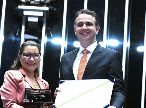 Presidente do Senado Federal, senador Rodrigo Pacheco (PSD-MG), entrega diploma para agraciada, socióloga e primeira-dama do Brasil, Rosângela da Silva (Janja). Foto: Geraldo Magela/Agência Senado Presidente do Senado Federal, senador Rodrigo Pacheco (PSD-MG), entrega diploma para agraciada, socióloga e primeira-dama do Brasil, Rosângela da Silva (Janja). Foto: Geraldo Magela/Agência Senado