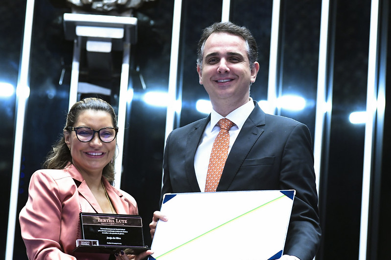 Presidente do Senado Federal, senador Rodrigo Pacheco (PSD-MG), entrega diploma para agraciada, socióloga e primeira-dama do Brasil, Rosângela da Silva (Janja). Foto: Geraldo Magela/Agência Senado