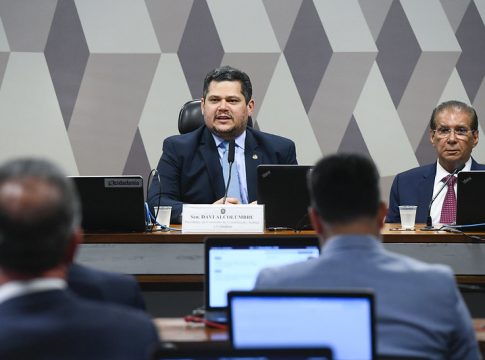 A sessão foi dirigida por Jader. Alcolumbre vai comandar a CCJ do Senado. Foto: Marcos Oliveira/Agência Senado