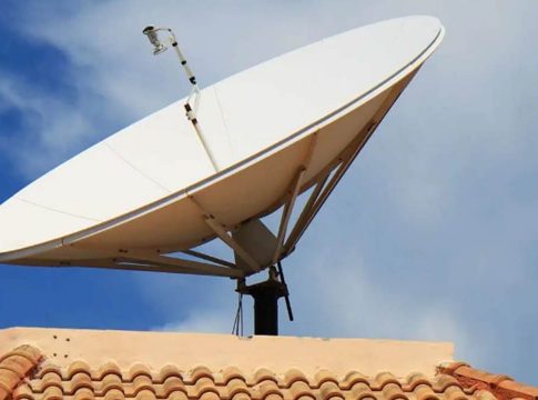 Se você ainda usa uma parabólica antiga, é hora de trocá-la por um modelo novo ou optar por uma antena UHF ou uma antena interna