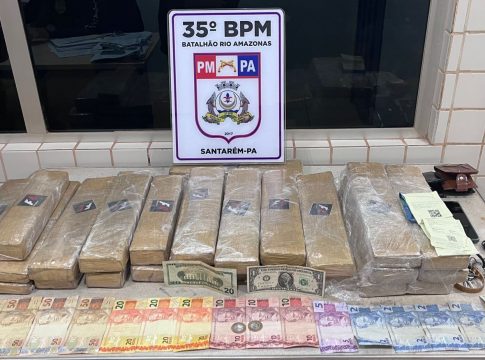 No momento em que foram abrir o porta-malas do carro, os policiais militares localizaram 26 tabletes de substância semelhante à maconha. Foto: 35º BPM