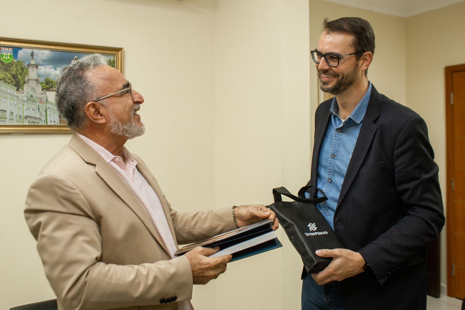 Edmilson Rodrigues e Diogo Prim, superintendente comercial do Banco do Brasil no Norte. Foto: Agência Belém