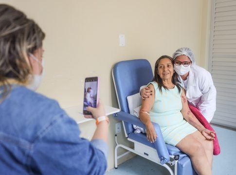 Sueli Lima de Souza, de 64 anos, comemora a alta da Santa Casa, após 14 dias de internação em função de um transplante de fígado. Foto: Agência Pará