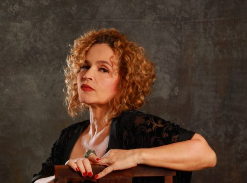 Com sete álbuns solo lançados, parte deles disponível nas plataformas digitais, Andréa Pinheiro é uma das mais celebradas cantoras do Pará. FOTO: WALDA MARQUES/DIVULGAÇÃO