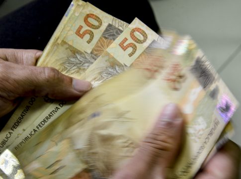 Para o cartão de crédito consignado e o cartão de benefício, a taxa cairá de 2,73% ao mês para 2,67%
FOTO: Marcello Casal Jr / AgÊncia Brasil