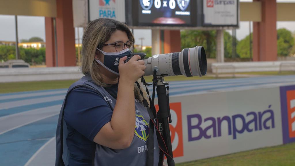 Samara Miranda trabalha e torce no clube do coração