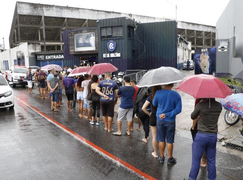 Torcida do Remo fez filas durante todo o dia de ontem para garantir um ingresso para o clássico. Foto: Celso Rodrigues diário do Pará.