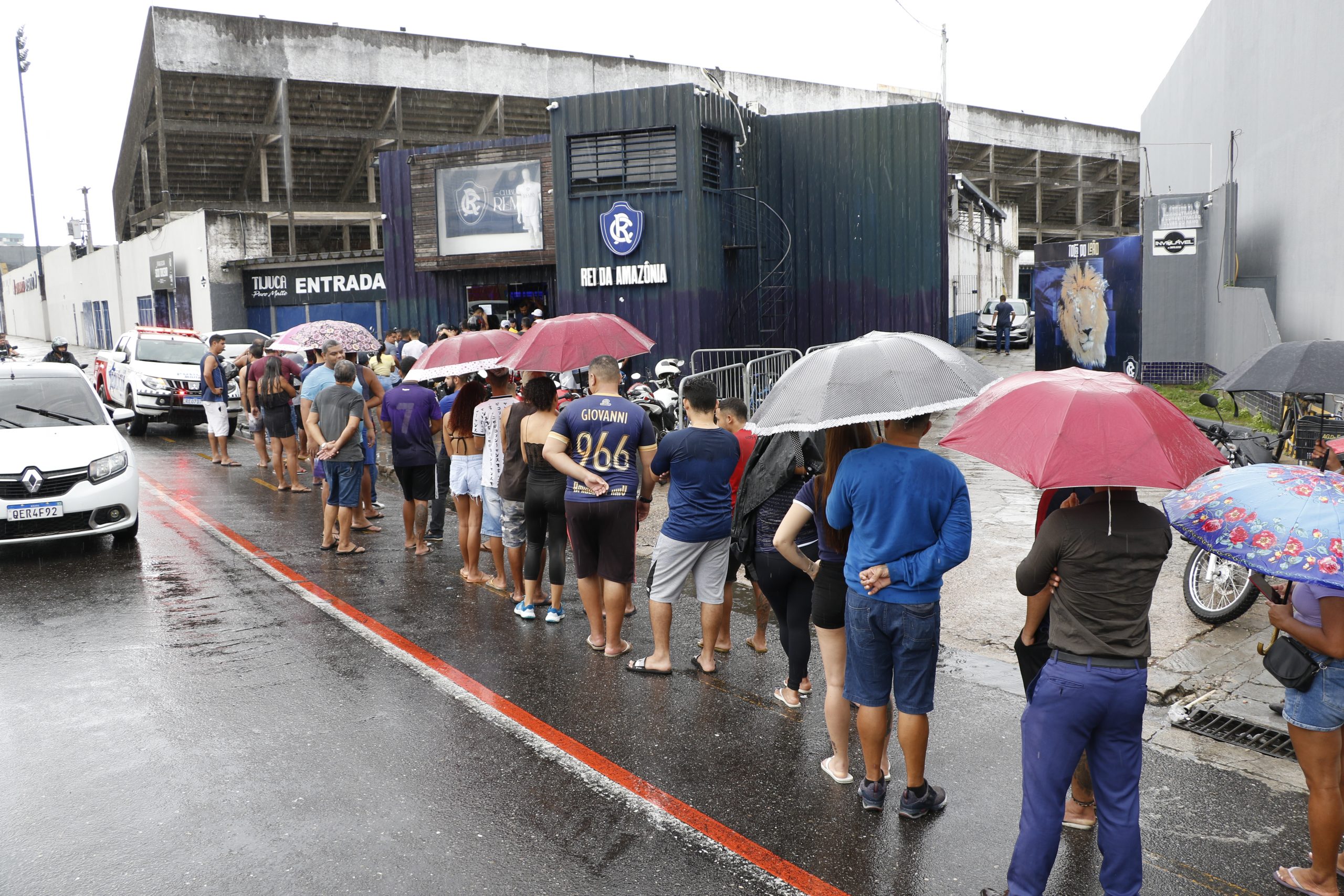 Torcida do Remo fez filas durante todo o dia de ontem para garantir um ingresso para o clássico. Foto: Celso Rodrigues diário do Pará.