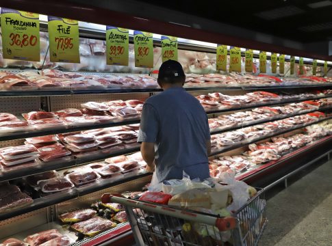 A lista inclui desde o tradicional arroz e feijão –dois dos alimentos mais consumidos pelos brasileiros– até o coco, grãos e farinha. Mas o governo deixou de fora todos os tipos de carne.
Foto: Wagner Almeida / Diário do Pará.