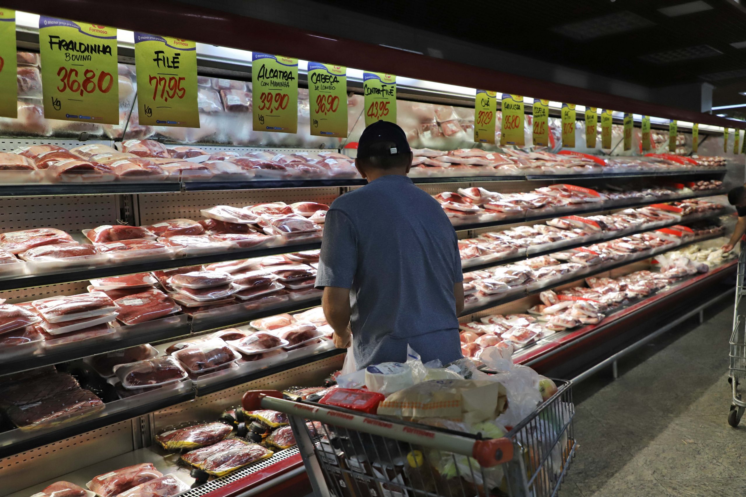 A lista inclui desde o tradicional arroz e feijão –dois dos alimentos mais consumidos pelos brasileiros– até o coco, grãos e farinha. Mas o governo deixou de fora todos os tipos de carne.
Foto: Wagner Almeida / Diário do Pará.