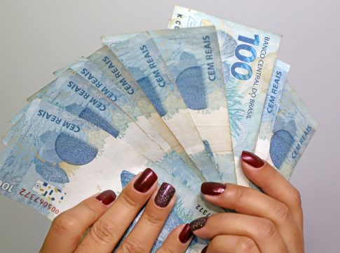 Confira todas as datas em que o benefício social será depositado e quem tem direito a receber. FOTO: IRENE ALMEIDA