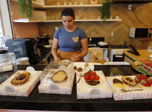 A produção de ovos de chocolate e outros produtos bastante procurados no período de Páscoa como bolos, doces e barras de chocolate demanda empenho dos profissionais e um trabalho em equipe. Foto: Mauro Ângelo/ Diário do Pará.
