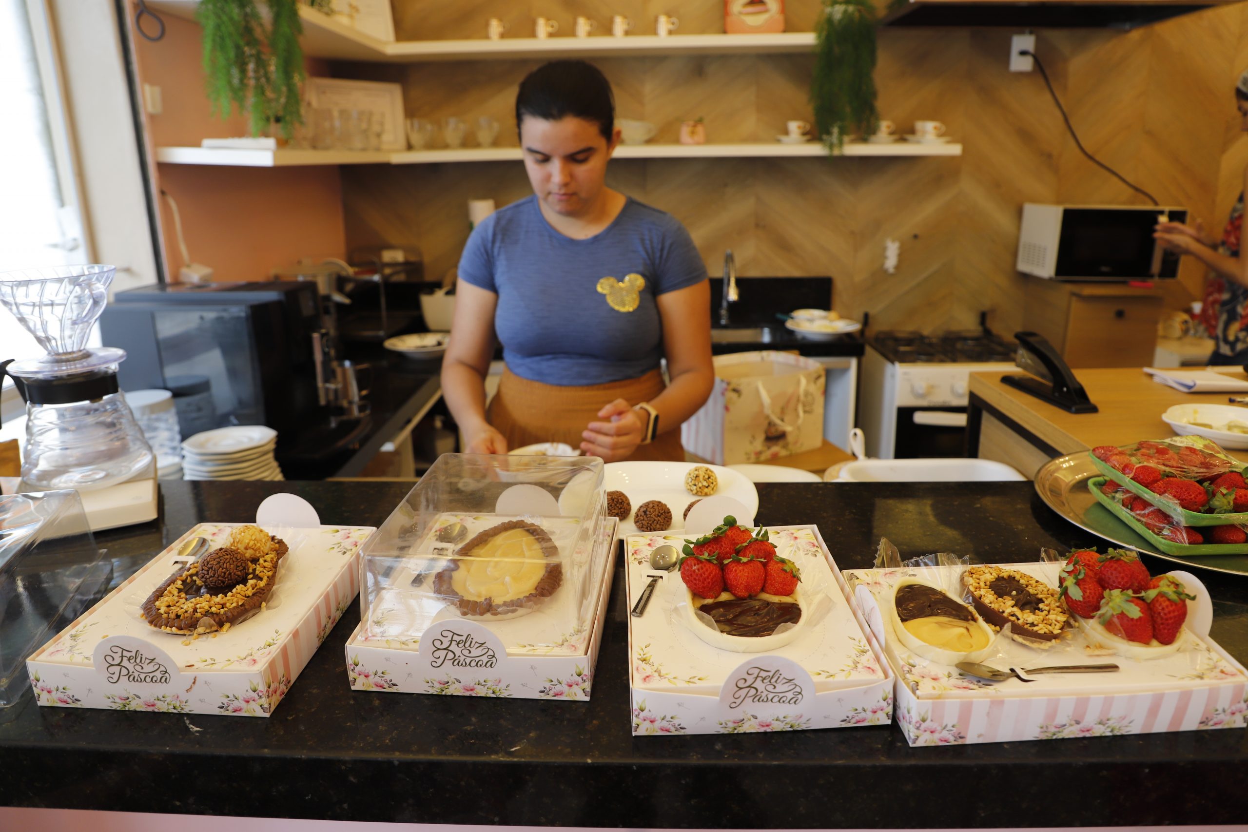 A produção de ovos de chocolate e outros produtos bastante procurados no período de Páscoa como bolos, doces e barras de chocolate demanda empenho dos profissionais e um trabalho em equipe. Foto: Mauro Ângelo/ Diário do Pará.