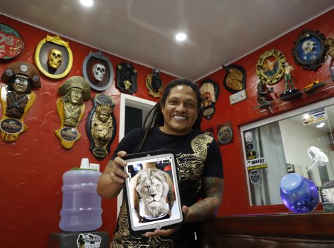 Com 22 anos de profissão, o tatuador Bruno Ferreira, conhecido na área como Lango, considera que a chamada tatuagem autoral, hoje, está muito ligada à tecnologia. Foto-Wagner Santana/Diário do Pará.