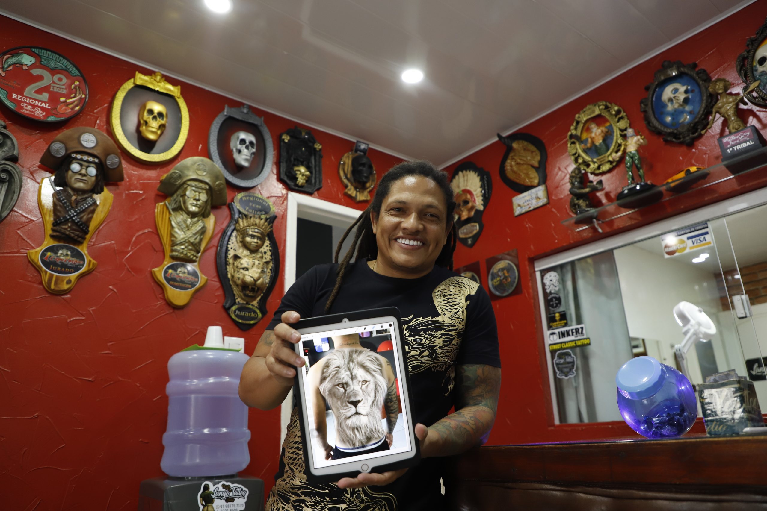 Com 22 anos de profissão, o tatuador Bruno Ferreira, conhecido na área como Lango, considera que a chamada tatuagem autoral, hoje, está muito ligada à tecnologia. Foto-Wagner Santana/Diário do Pará.