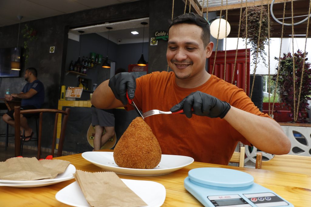 Não importa o tamanho ou sabor: trabalhar com o produto é certeza de boas vendas e clientes satisfeitos Foto: Wagner Almeida / Diário do Pará. Não importa o tamanho ou sabor: trabalhar com o produto é certeza de boas vendas e clientes satisfeitos Foto: Wagner Almeida / Diário do Pará.