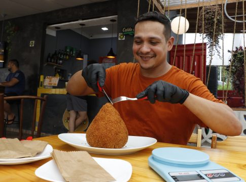 Não importa o tamanho ou sabor: trabalhar com o produto é certeza de boas vendas e clientes satisfeitos Foto: Wagner Almeida / Diário do Pará.