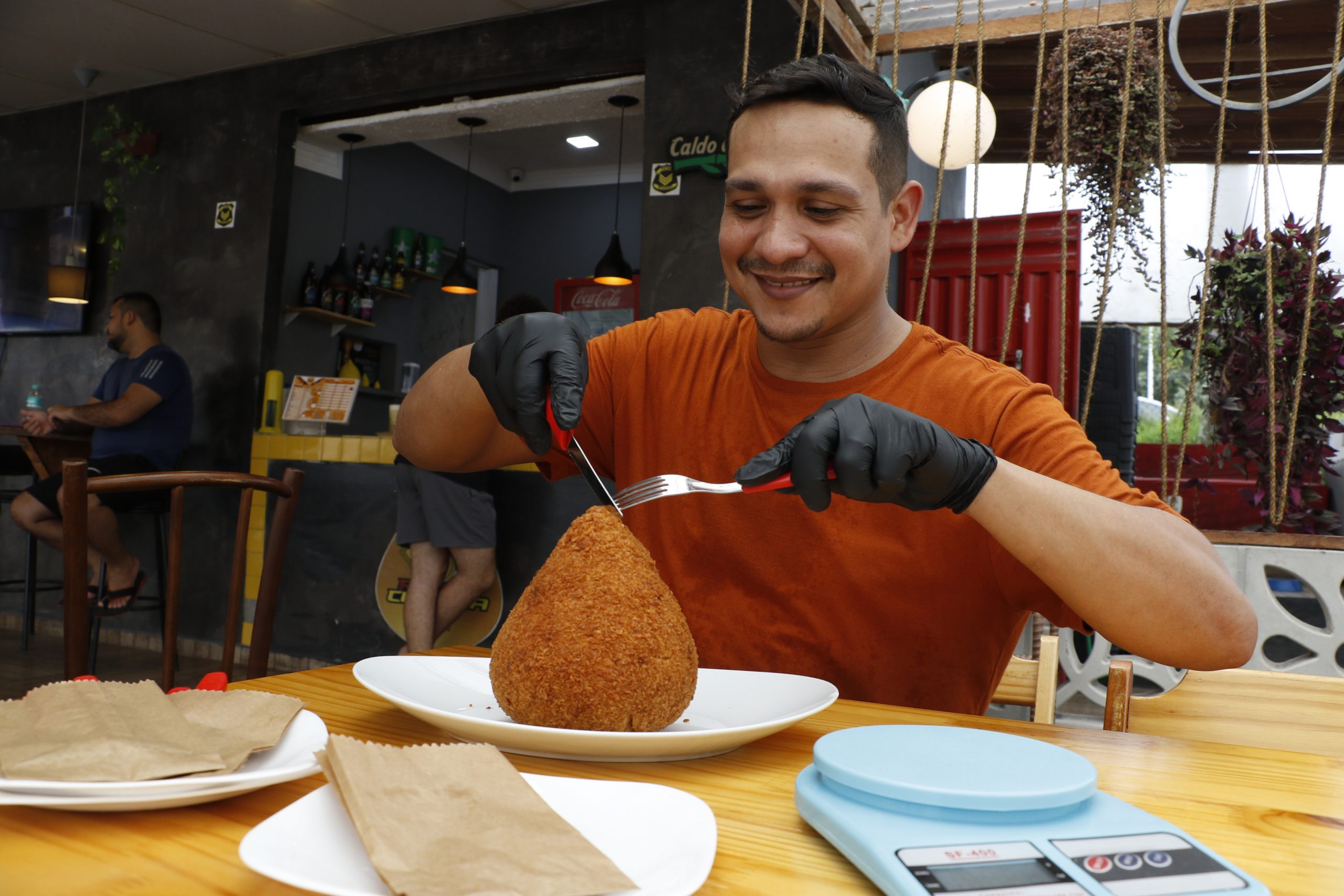 Não importa o tamanho ou sabor: trabalhar com o produto é certeza de boas vendas e clientes satisfeitos Foto: Wagner Almeida / Diário do Pará.