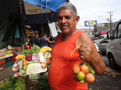 Luiz Carlos Colares lucra pela quantidade de kits que comercializa diariamente na Feira da Pedreira  Foto: Mauro Ângelo